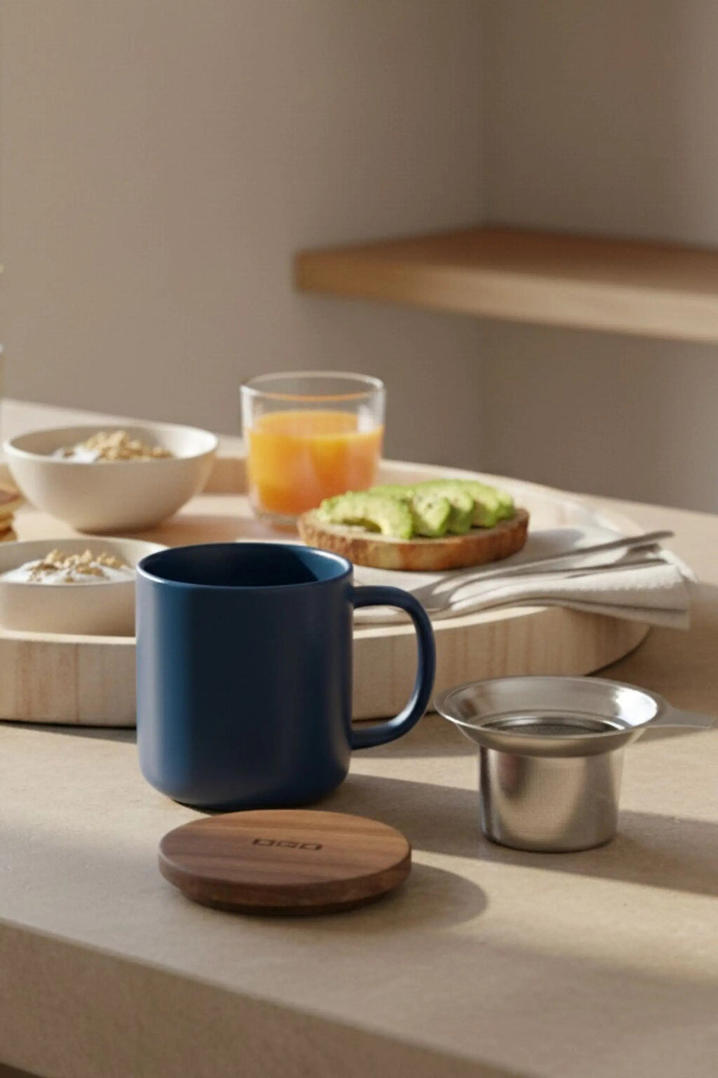 Juliet Blue 300 ml tea mug with acacia lid on a table with loose-leaf tea
