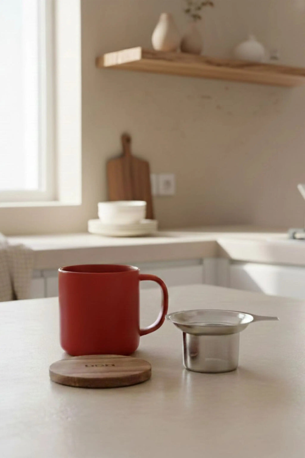 Juliet Paprika 300 ml tea mug with acacia lid on a table with loose-leaf tea