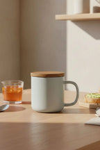 Juliet Perle 300 ml tea mug with acacia lid on a table with loose-leaf tea