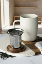 Juliet White 475 ml tea mug with the stainless steel infuser lifted out